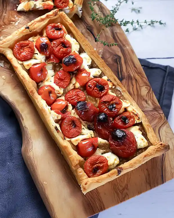 easy caramelised onion tomato tart with goat’s cheese