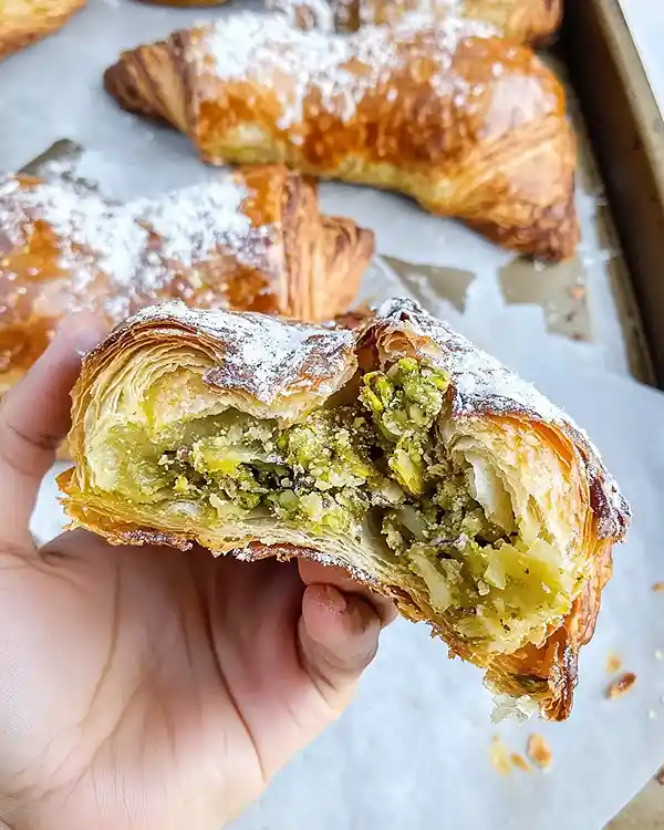 pistachio croissant calories